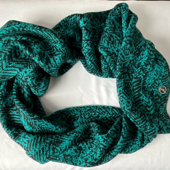Michael Kors Infinity Scarf - Picture 1 of 5